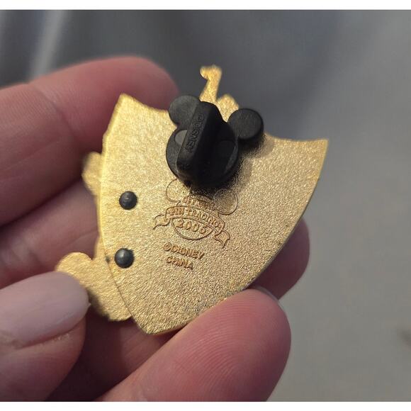 Disney World Magic Kingdom Mickey Mouse Trading Pin 1971 Castle Shield - Picture 3 of 4